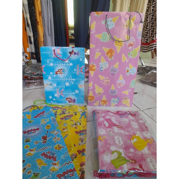 

Kertas Kado - Tas Kado (1pack) (Satuan)