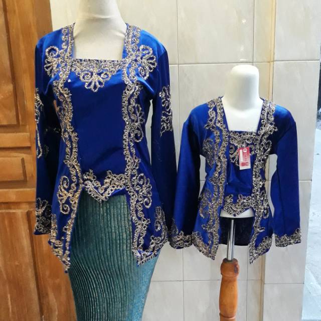 kebaya bludru kelabang