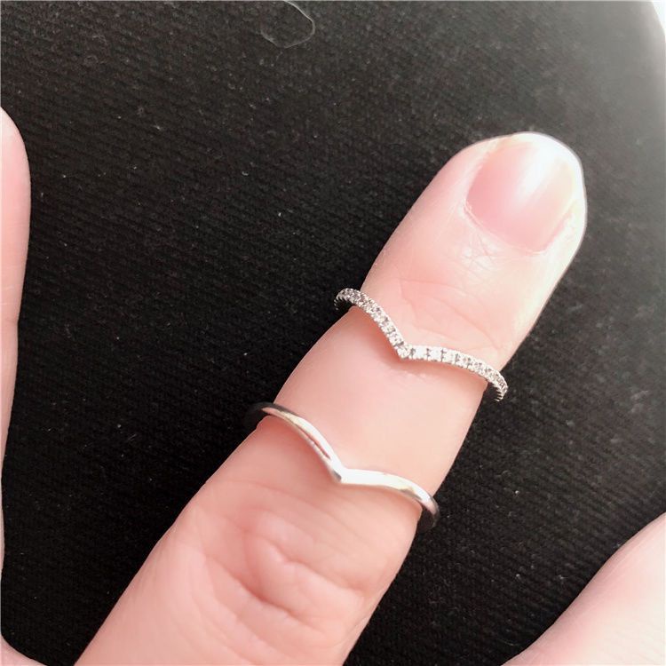 Cincin Sterling Silver 925 Bentuk V Hias Kristal Kubik Zirconia Mewah Berkilau Untuk Wanita