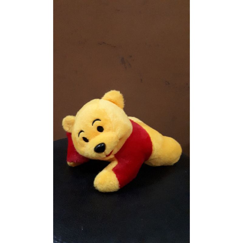 Boneka Winnie the PooH tidur