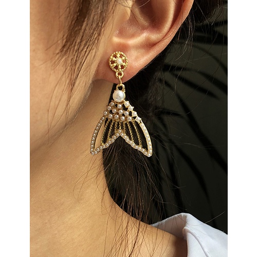 LRC Anting Tusuk Fashion White Alloy Pearl Fishtail Geometric Stud P28928