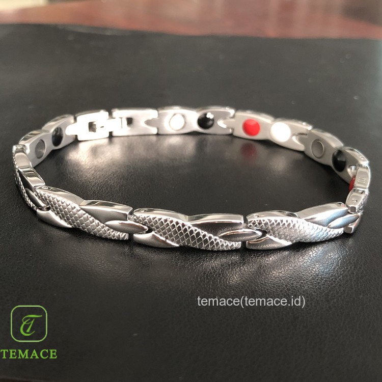 pipi Gelang Pria / Wanita Desain Anime Attack on Titan Shingeki no Kyojin untuk Hadiah Natal