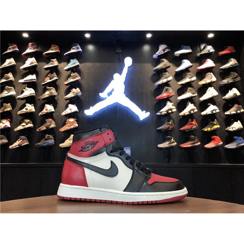 Sepatu Basket Model Nike Air Jordan 1 