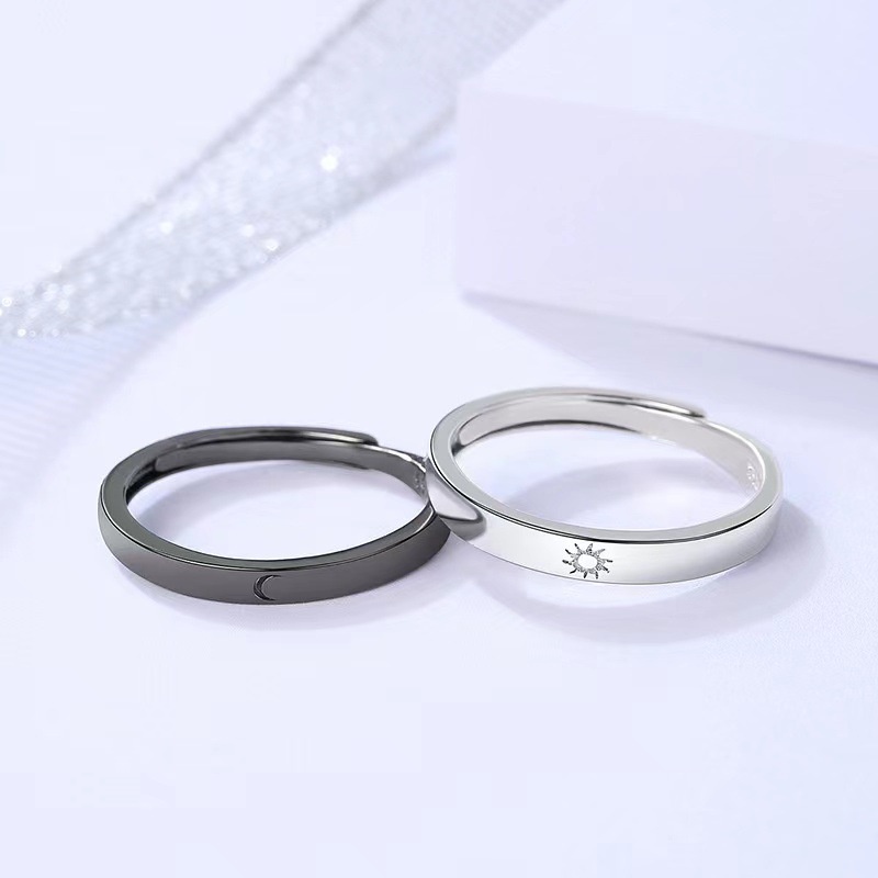 2pcs / Set Cincin Desain Bulan Bintang Matahari Warna Hitam Putih Untuk Pasangan