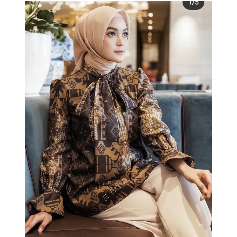 Pila Blouse walnut klamby