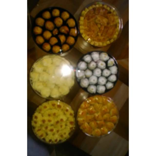 

kue Lebaran (nastar, kurma isi, putri salju, semprit, kue keju, kue kacang,sagu keju)