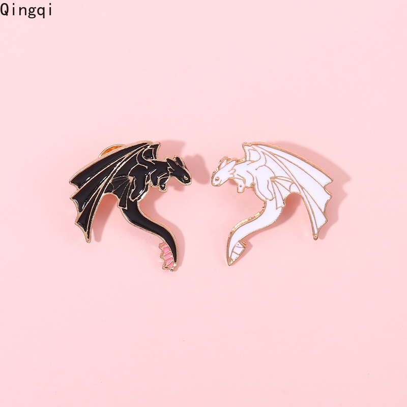 Bros Pin Enamel Desain Kartun Naga Terbang Warna Hitam Putih Bahan Alloy Untuk Hadiah