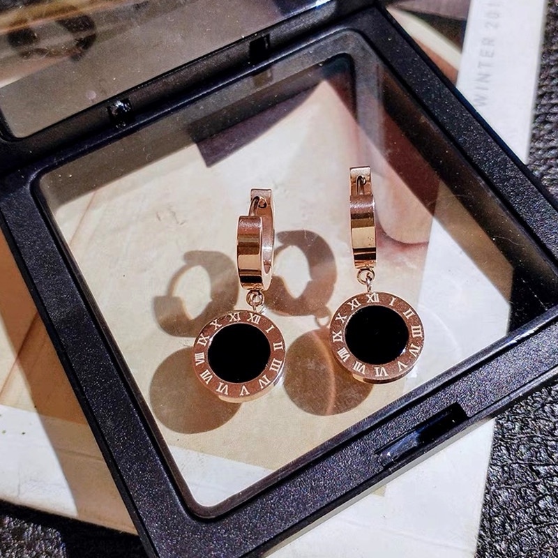 Anting Titanium Wanita Hitam Bulat Angka Romawi Liontin Gesper Telinga Anti Karat Anti Hitam Perhiasan Korea
