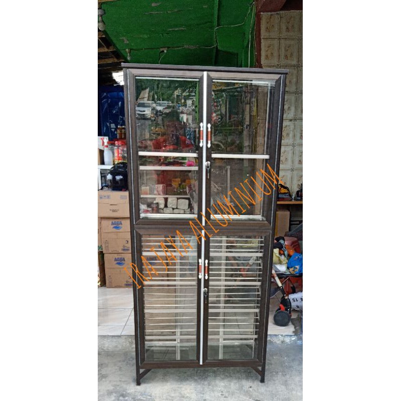 RAK SEPATU , TAS , DAN HELM KACA