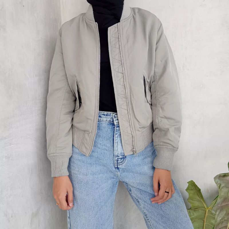 Bomber Uniqlo grey wanita original second brand preloved