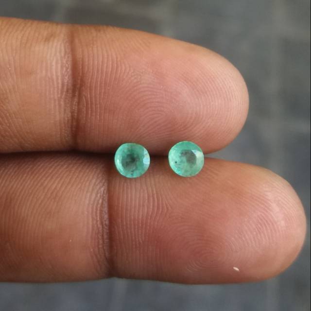 Natural Columbian emerald beryl Zamrud Colombia Jamrud  ukuran kecil DIM 4.5x3 pcs 2