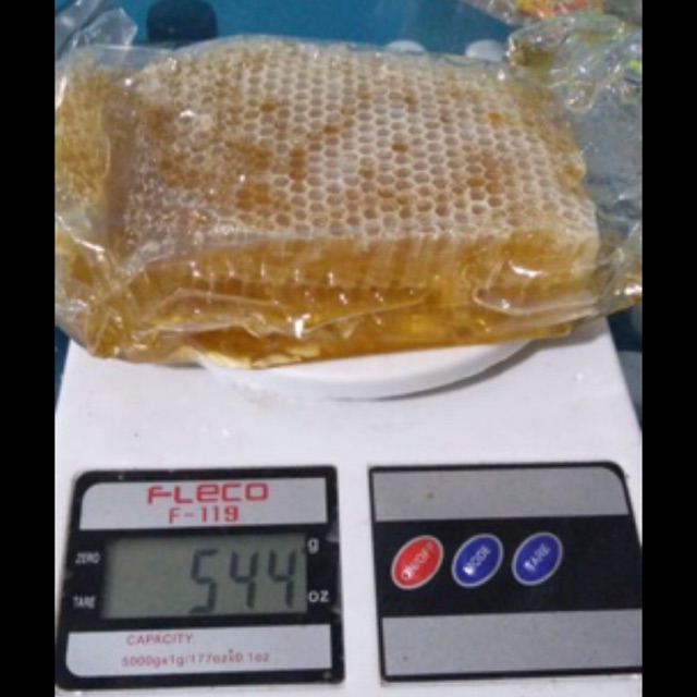 

Masu sarang ASLI 500gr bisa dilihat pd gambar, berat asli lbih dr 500gr. Madu asli, kaya manfaat.