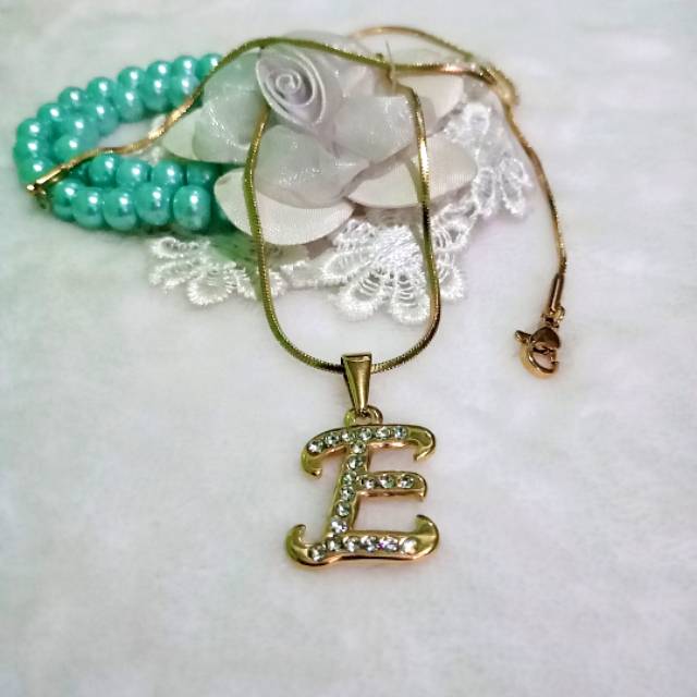 Promo Kalung liontin huruf titanium lapis emas
