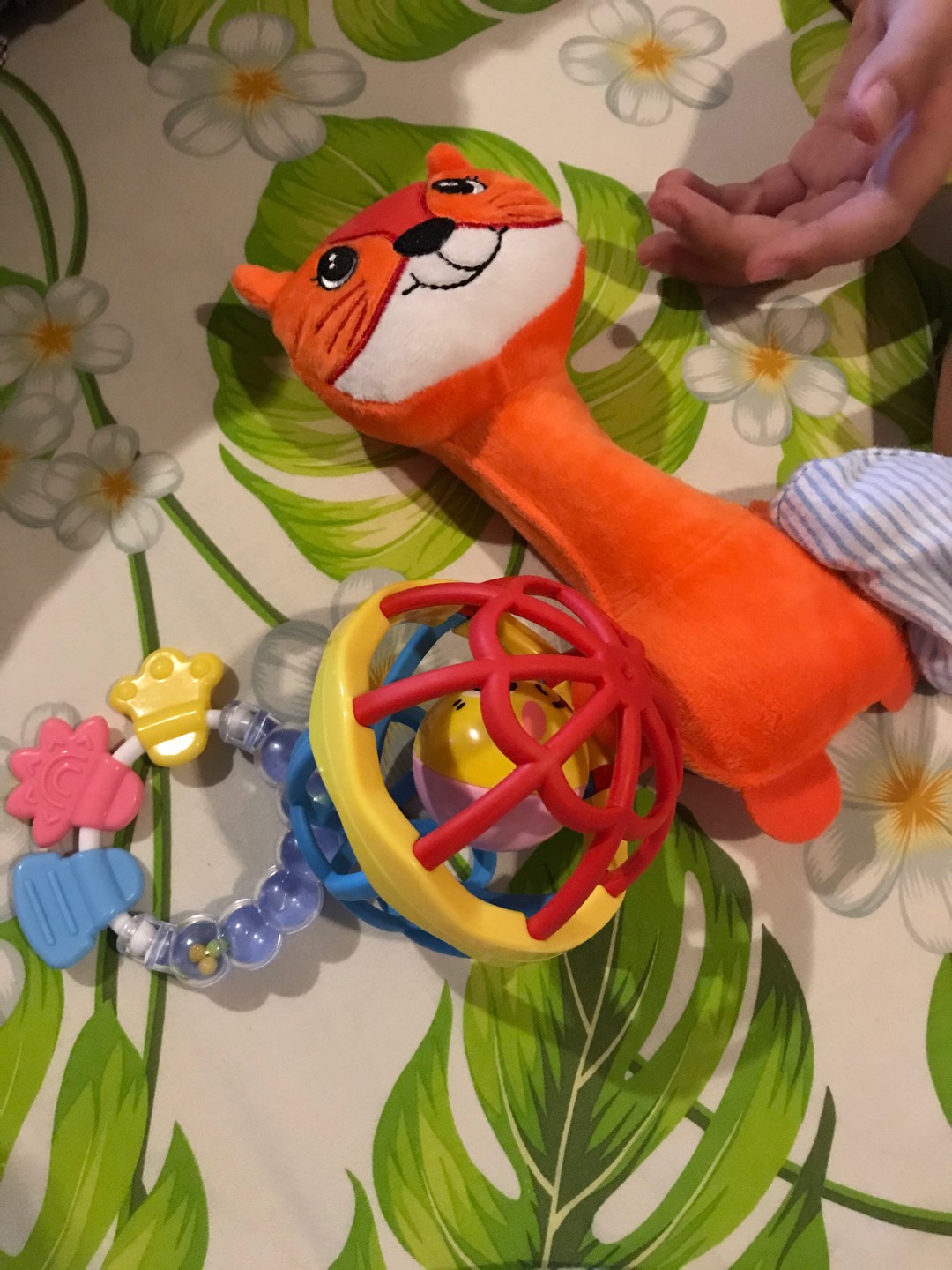 Ykn rattle gelang  teether bayi silikon mainan bayi 