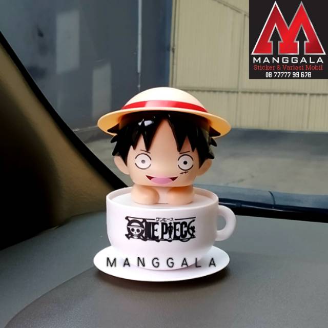 Boneka Pajangan Solar Goyang Dashboard Mobil One Piece Luffy Cangkir