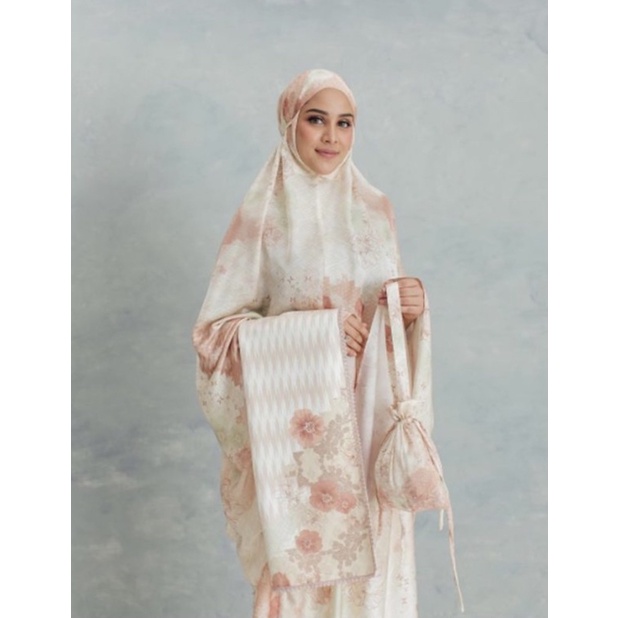 mukena wearing klamby