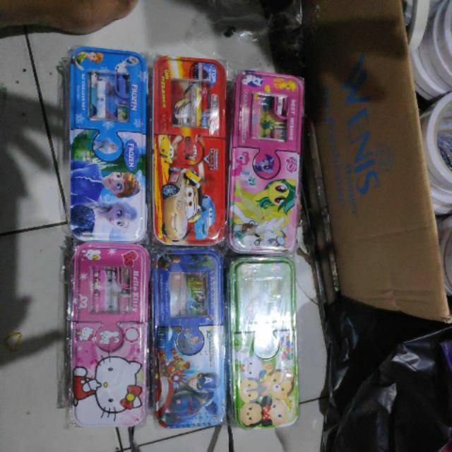 

Kotak pensil kode 3318