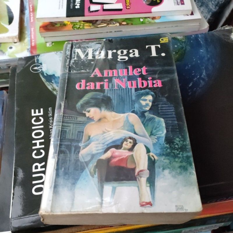 Novel Amulet Dari Nubia oleh Marga T