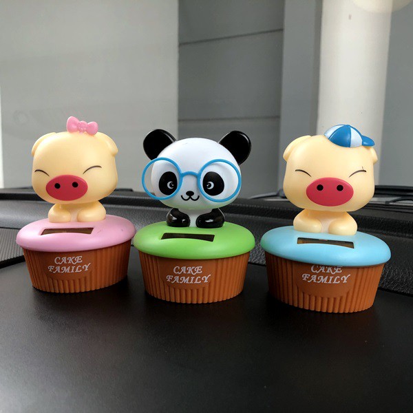 CUPCAKE PIGGY &amp; PANDA Boneka Figure Miniatur Pajangan Mobil Solar Power Goyang Kepala Shacking Head