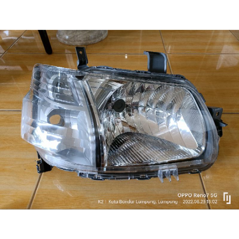 Lampu besar Daihatsu Grand max sebelah kanan Taiwan
