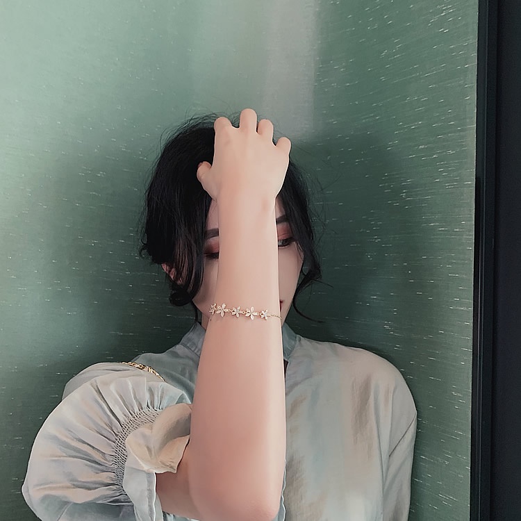 AZ204 Gelang Serut Tangan Rantai Adjustable Warna Gold Hias Kristal untuk Wanita