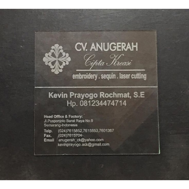 kaca dan kayu grafir laser