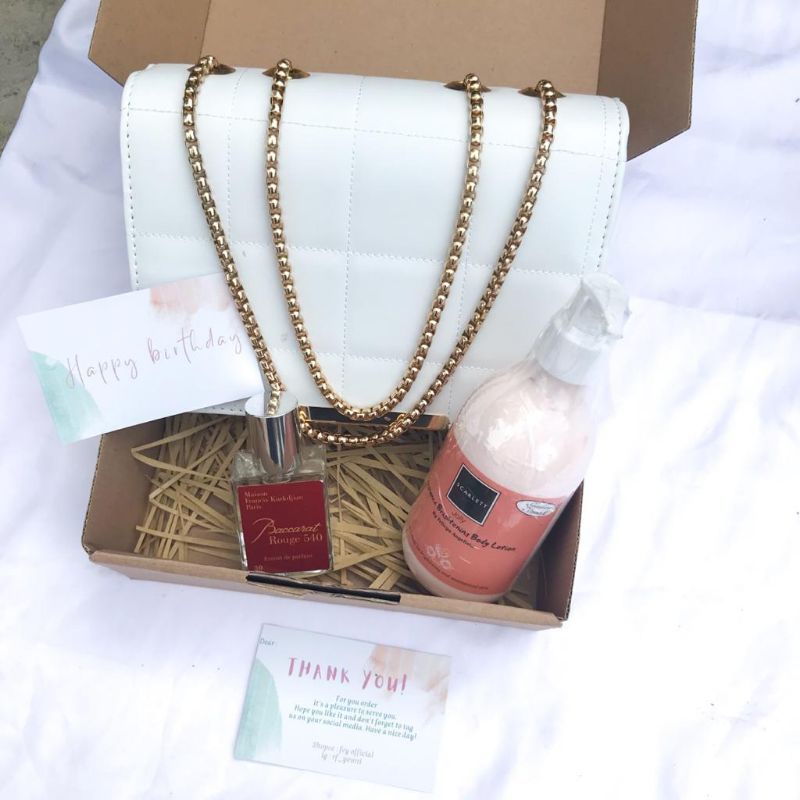 

GIFT BOX SCARLETT PACAR / ANNIVERSARY / WEDDING CEWE