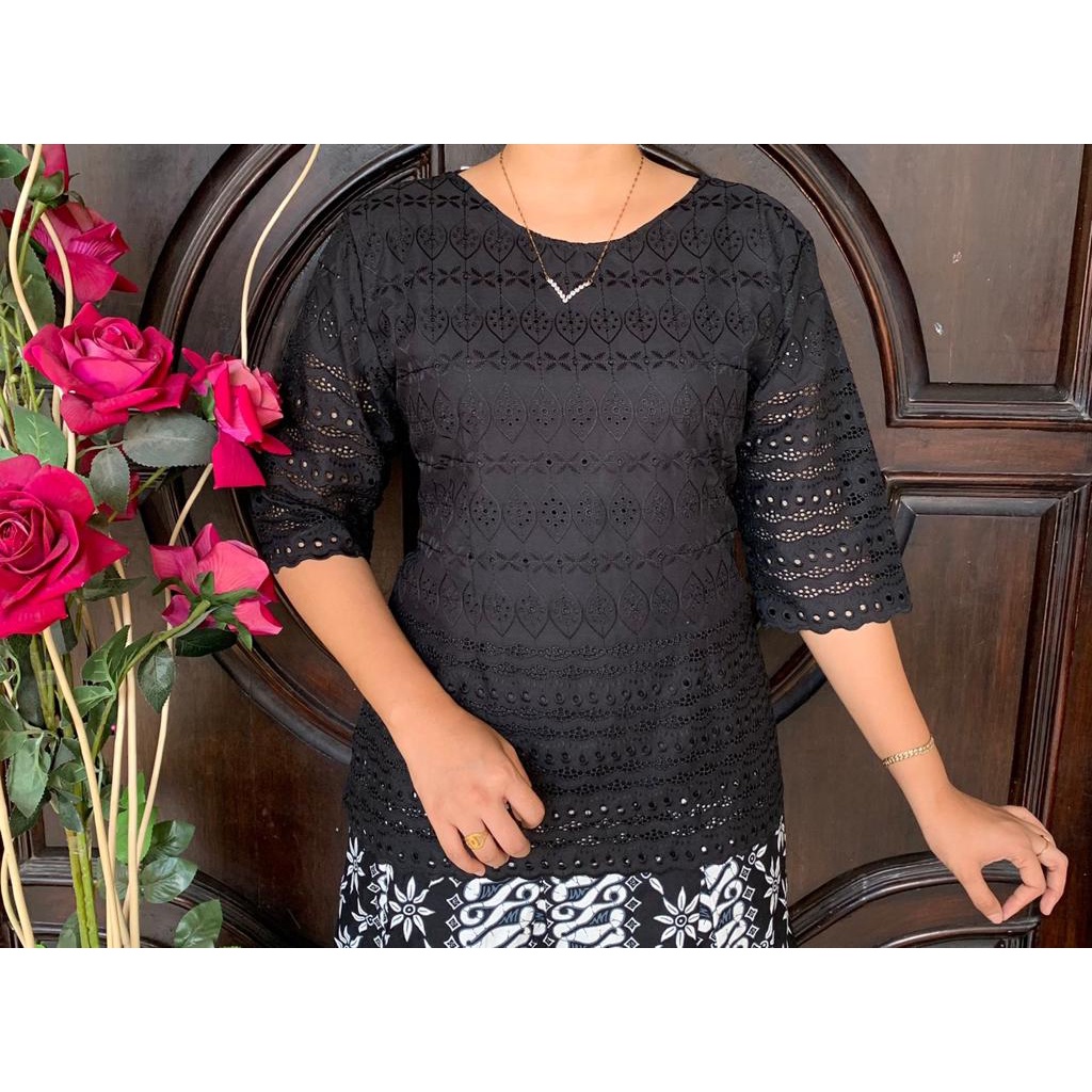 Blus katun bolong jumbo hitam