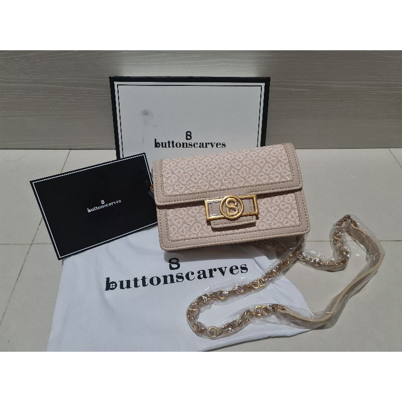 izzy sling bag beige buttonscarves