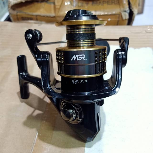 Reel spinning maguro hover 4000