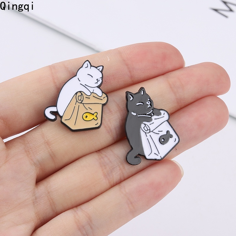 Bros Pin Enamel Bentuk Kartun Hewan Kucing Hitam Putih Untuk Hadiah Anak