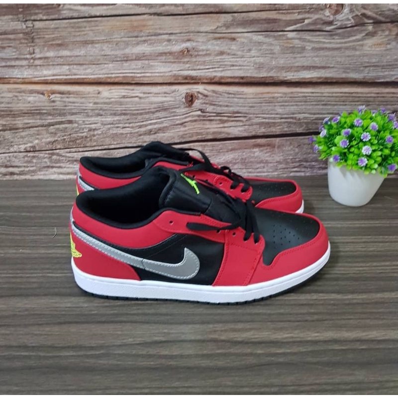 Jual Nike Air Jordan 1 Low Black Green Pulse Gym Red Sneaker Sepatu Jalan Pria Indonesia Shopee Indonesia