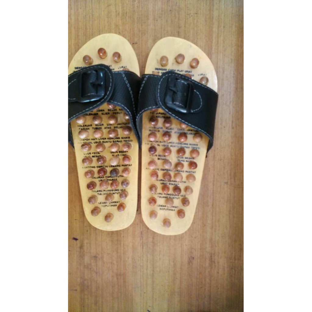 sandal refleksi pijat kaki kayu