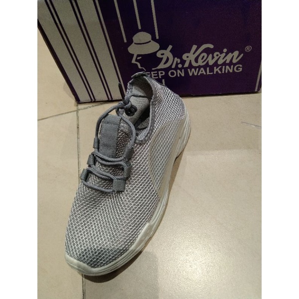 SEPATU SNEAKERS PEREMPUAN DR KEVIN ORI