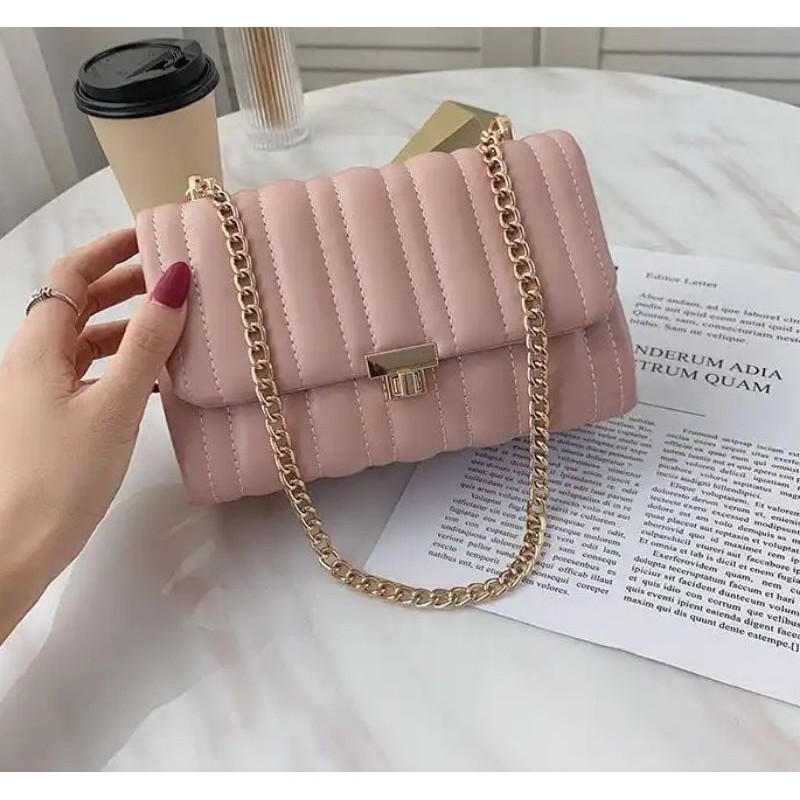

Kode: ELJ 5383IDR : 132 rb Bahan : Kulit PU ukuran: 12 x 20 x 8 cm Warna :Black,White,Pink, Grey