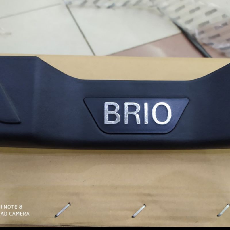 sillplate belakang mobil Brio 2018-up hitam dop reflektor embos