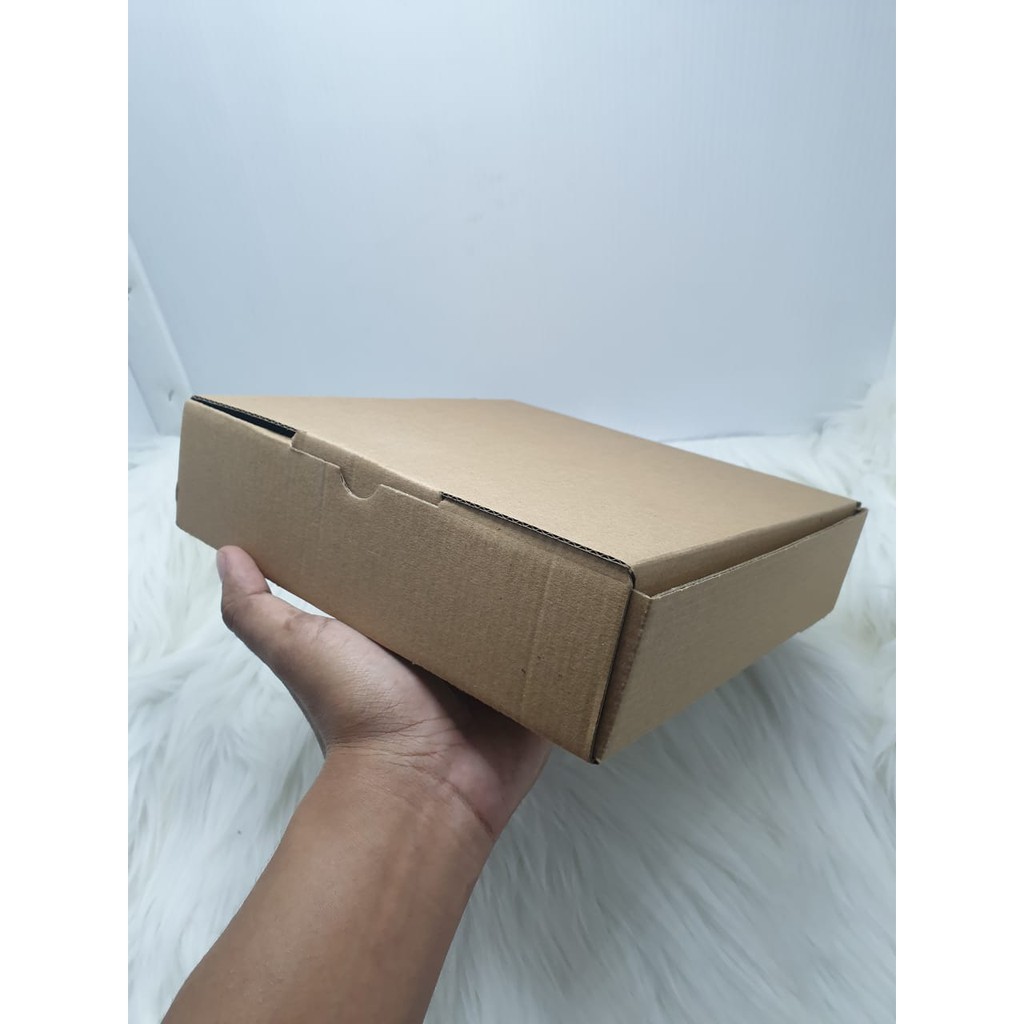

Kardus Box ukuran 20 x 20 x 5 cm Die Cut untuk kotak Aksesoris dll, model box pizza