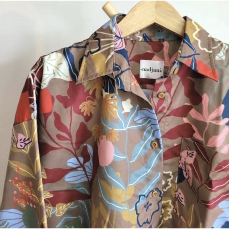 BLOUSE NADJANI PRELOVED TOP INDONESIA BUKAN TINE OCEANA X SYAHNAZ TIQASYA NINDY KEMEJA ATASAN