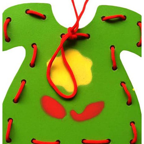 Mainan Kayu: Menjahit Baju