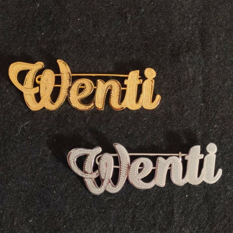 

BROOCH KUSTOM NAMA DI LAPIS EMAS ( NAME TAG )