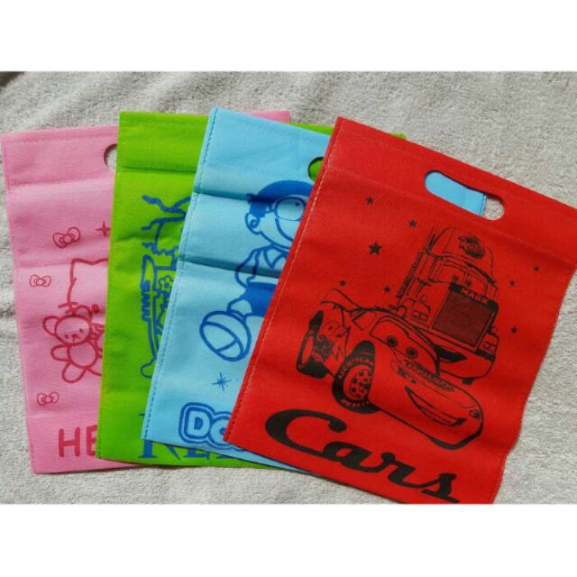 

Goodie Bag / Kantong Serbaguna Kartun 30 x 25 x 9 cm