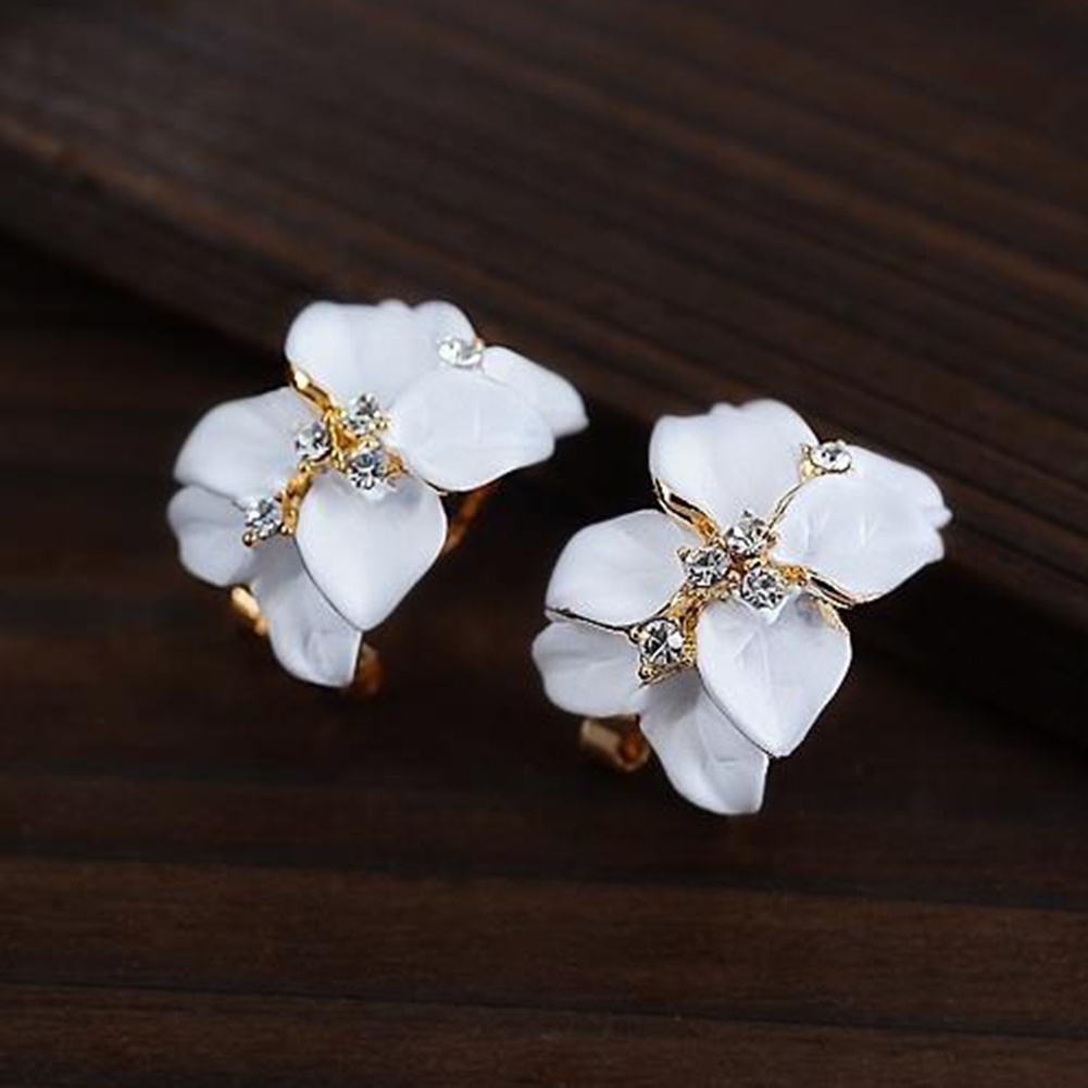 Anting Stud Desain Bunga Gardenia Aksen Berlian Imitasi Untuk Wanita