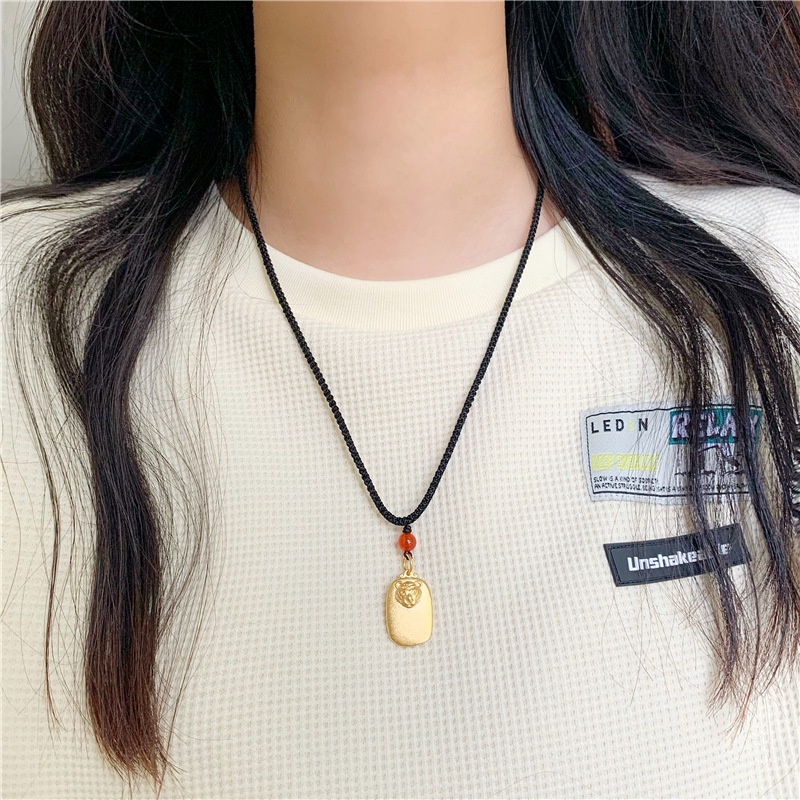 Kalung Tali Hitam Adjustable Dengan Liontin Harimau Emas Kecil Untuk Wanita N-22069