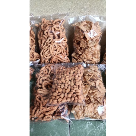 

KUE KERING (KUE BAWANG,BIJI KETAPANG,AKAR KELAPA)