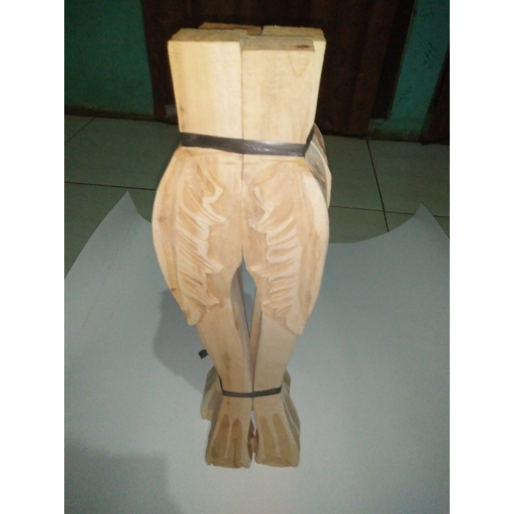 kaki kursi kayu