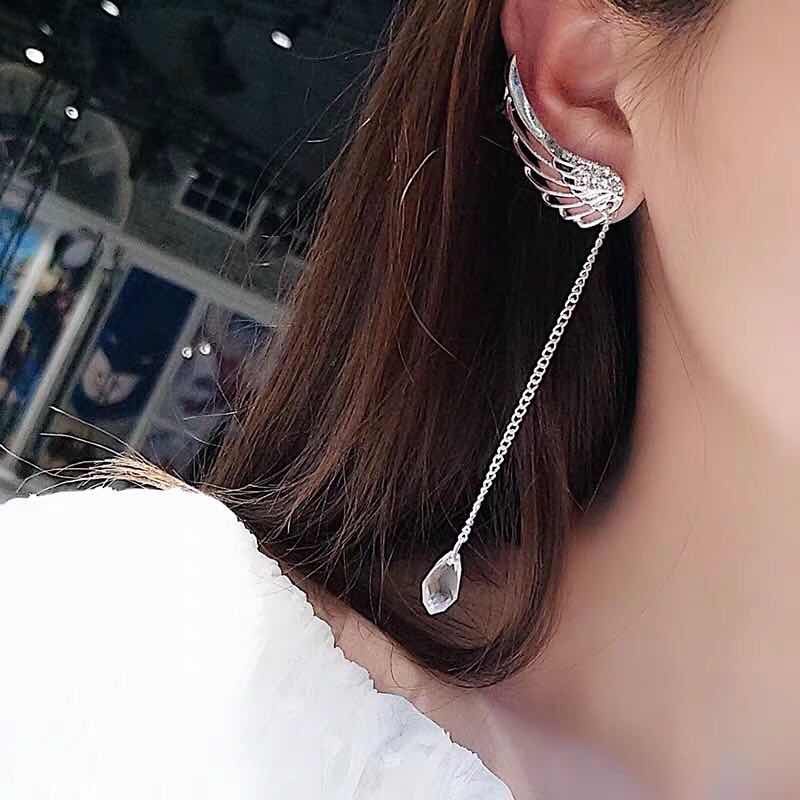 Anting Giwang Panjang Bahan Alloy Model Sayap Malaikat Warna Silver Dengan Kristal Untuk Wanita