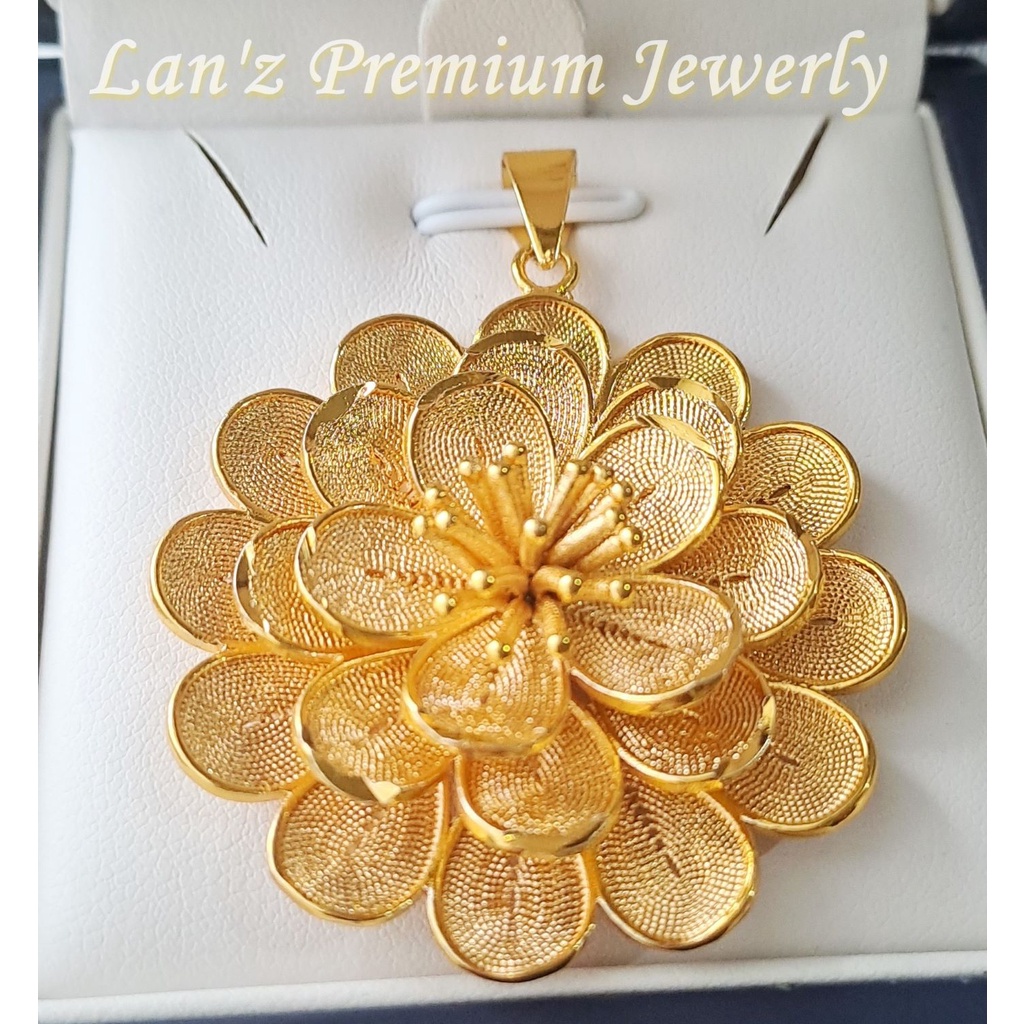 Liontin Besar Emas Kendari Bunga Teratai Titanium 24K (Emas)