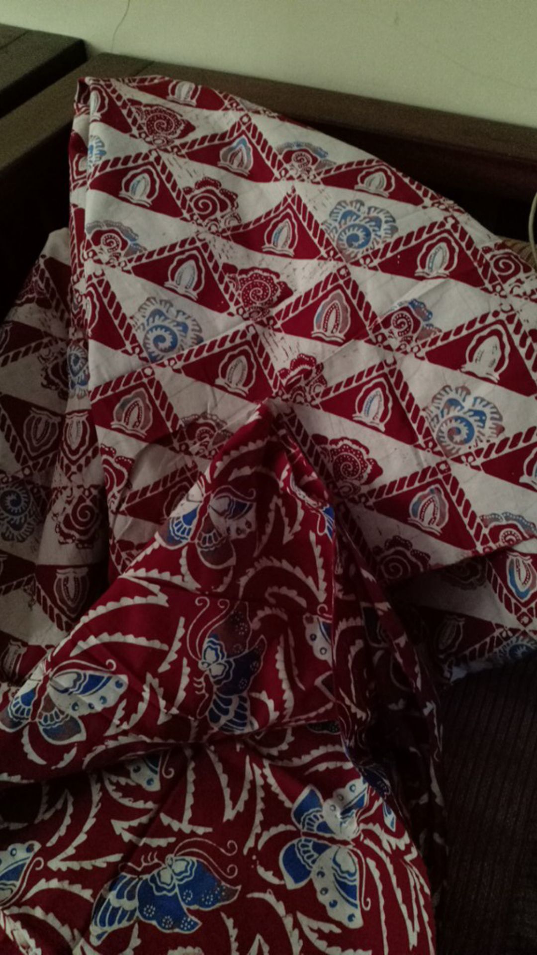 Kain Batik Solo Kotak Mlungker Kupu Kupu Merah Bahan Seragam Sks