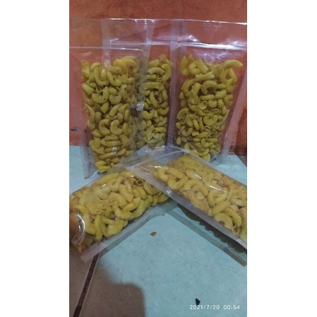 

cemilan//makaroni bantet sangray daun jeruk,, enaak, wangi daun jeruk dan termurceuuh!!!