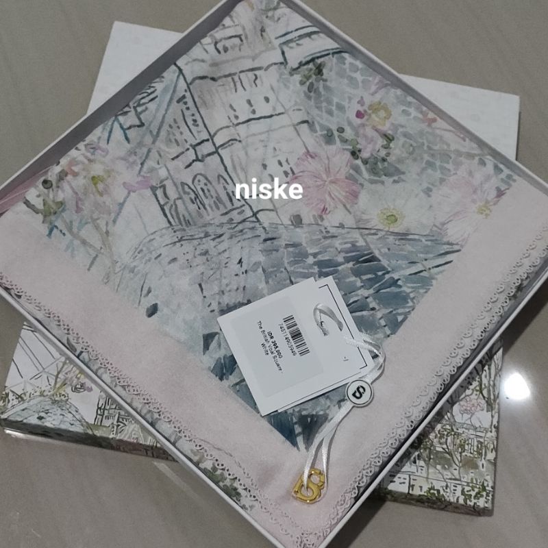 Buttonscarves British White